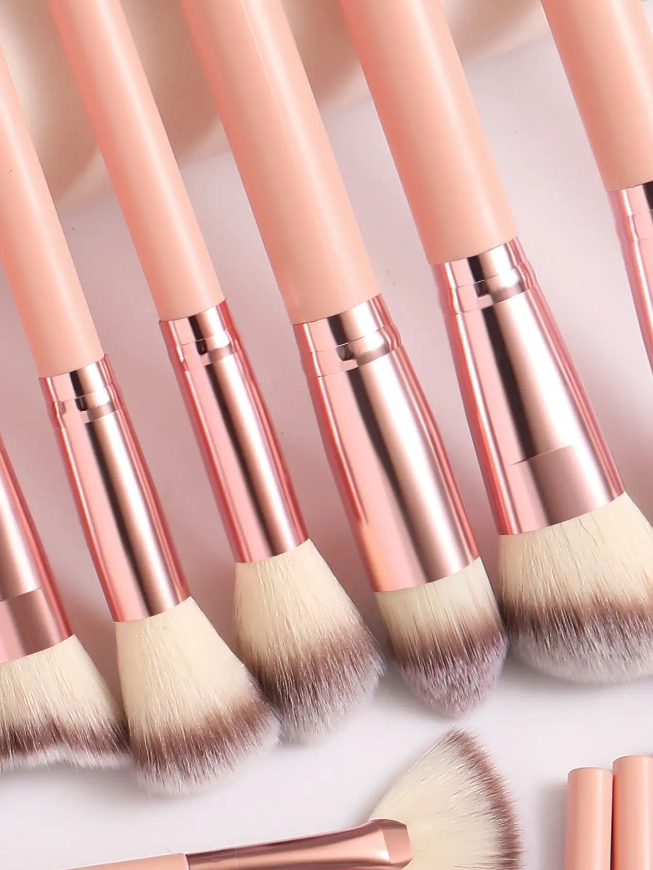 20/25/30-Piece Makeup Brush Set Rose Gold Synthetic Soft Bristles Foundation Powder Concealer Eyeshadow Blush Contour Eyebrow Spoolie Complete Makeup Tools Kit for Beginners Makeup Artists Daily Makeup Application